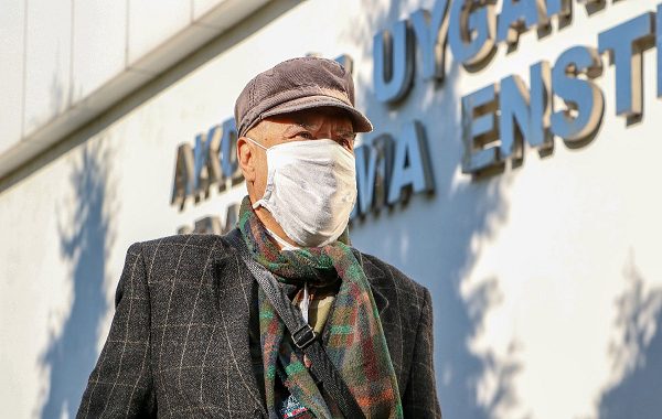 70 Yaşındaki Emekli Öğretmen Bölüm Birinciliğiyle Mezun Oldu