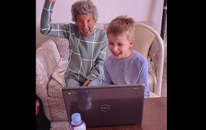 102 Yaşındaki Büyükanne Torunun Uzaktan Beden Eğitimi Dersine Katılıyor