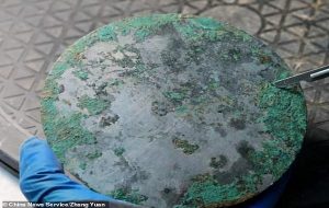 Çin Mezarlığında Han Hanedanlığına Ait 2000 Yıllık Bronz Aynalar Keşfedildi