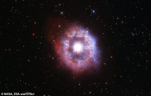 Hubble Teleskopu Yok Olmanın Eşiğindeki Dev Bir Yıldızın Çarpıcı Fotoğrafıyla 31. Yaş Gününü Kutluyor