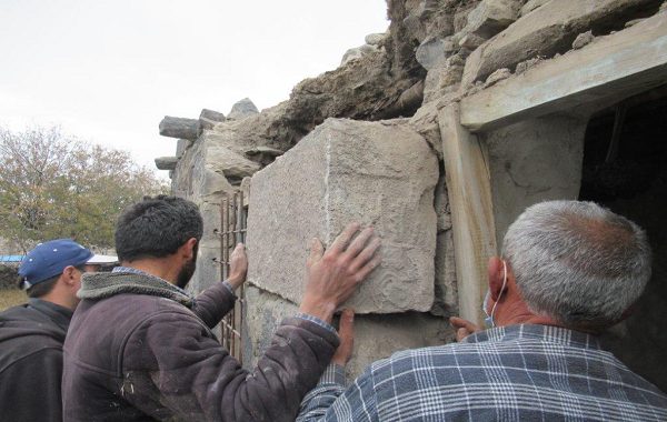 Konyada 3300 Yıllık Luvi Yazıtı, Taş Diye Örenyerinden Çıkarılıp Kapı Sövesi Yapılmış