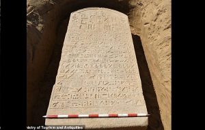 Mısırlı Bir Çiftçinin Bulduğu Taş Tablet Halkı Tarafından Öldürülen Firavun Dönemine Ait Çıktı