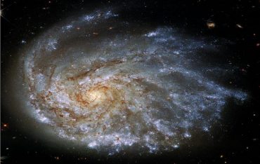 Hubble Uzay Teleskobu Asimetrik Görünümlü Bir Galaksi Keşfetti