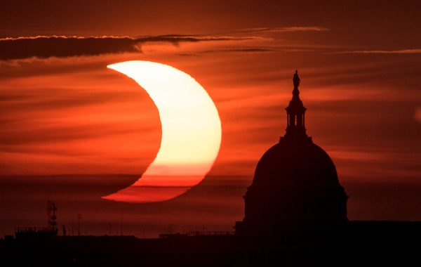 NASA Bugünkü Güneş Tutulmasından İlk Görüntüleri Paylaşmaya  Başladı