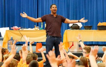 Bir Adamın Sokaktan Yıldızlara Uzanan Başarı Yolculuğu