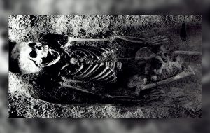 Ağzında Kuşla Gömülen