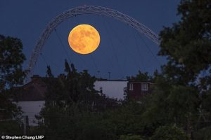Yılın Son Süper Ay'ı Çilek Ay Bu Gece Gökyüzünde Altın Gibi Parlayacak