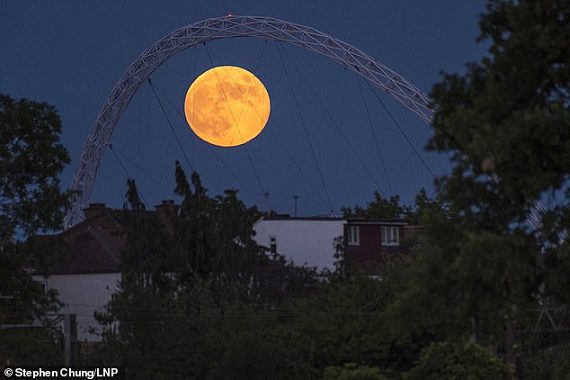Yılın Son Süper Ay'ı Çilek Ay Bu Gece Gökyüzünde Altın Gibi Parlayacak