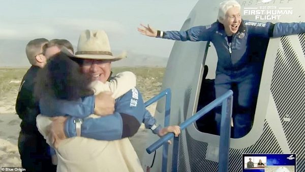 Mükemmeldi! Dakika Başına 550 Milyon Dolara Mal Olan 10 Dakikalık Uzay Yolculuğu Gerçekleşti