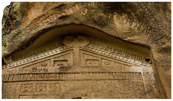 Afyonkarahisarda Üzerinde Frig Yazıtları Olan 10 Metre Yüksekliğinde Anıt Keşfedildi