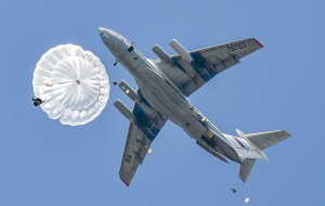 Dünyada İlk Kez Bir Hastane Paraşütle İndirildi (Video)