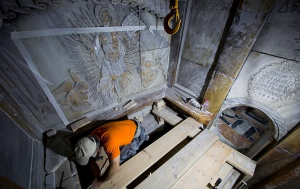 Arkeologlar Asırlardır Yerinden Oynatılmayan Kutsal Kabirdeki Taşı Kaldırdı