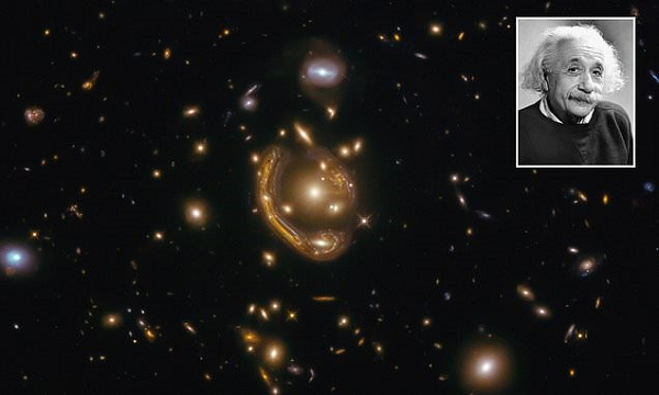 Einstein Halkası Sayesinde Dokuz Milyar Yıldan Daha Yaşlı Bir Galaksi İncelendi