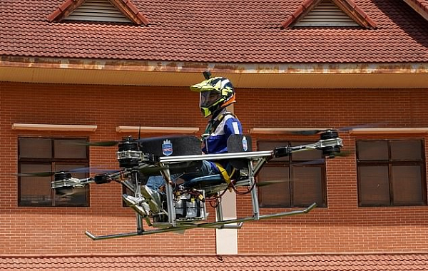 Öğrenciler Okul Sandalyesini Yangınlara Kolay Erişim Sağlayacak İnsanlı Bir Drona Dönüştürdü