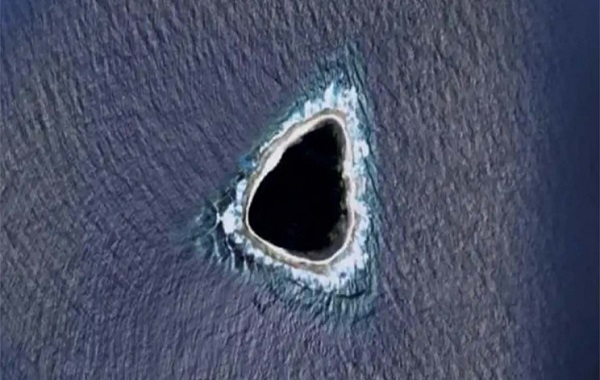 Google Maps Has a Hole in the Ocean and Reddit Couldn't Agree on What it Was