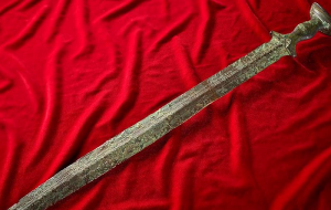 Tavan Arasını Düzenlerken Bulunan Kılıç 3000 Yıllık Çıktı