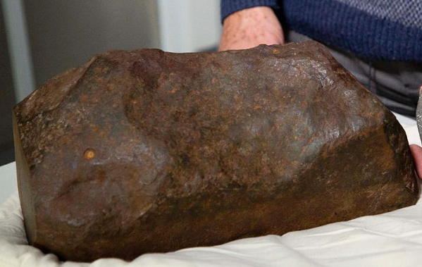 İçinde Altın Var Umuduyla Yıllardır Sakladığı Taş Çok Daha Değerli Çıktı