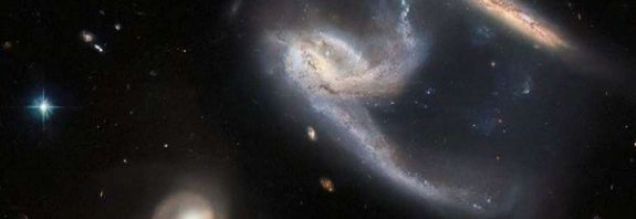 Hubble spots a starship-shaped galactic pair