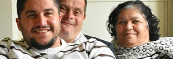 Bu Resmi Çok Gördük Ama Ardındaki Hikayeyi Az Duyduk: İşte Down Sendromlu Baba ve Doktor Oğlu