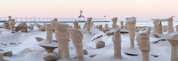 Doğa Harikası Satranç Taşlarına Benzeyen Kum Sütunlar Görenleri Cezbediyor