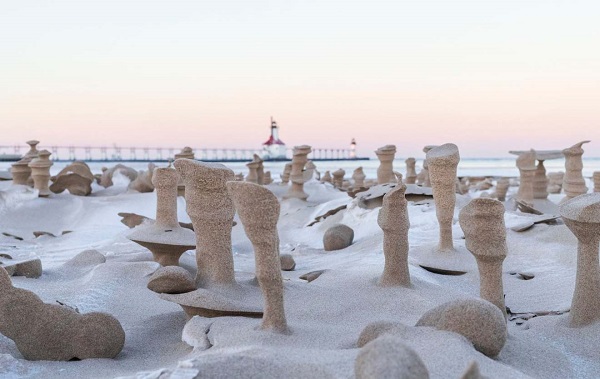 Doğa Harikası Satranç Taşlarına Benzeyen Kum Sütunlar Görenleri Cezbediyor