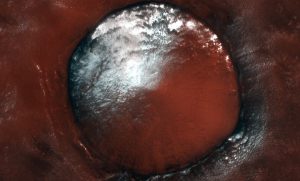 Günün Resmi: Marstaki Buzlu Bir Kraterin Muhteşem Görüntüsü Yayınlandı