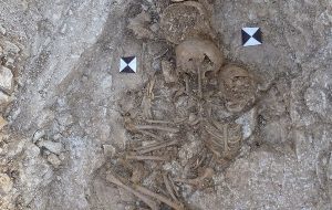 5000 Yıllık Mezarda El Ele Tutuşarak Gömülmüş 3 Kardeşin Dokunaklı Gizemi