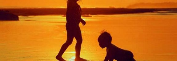 19 Yaşındaki Kız, 13 Yaşındaki Erkek Kardeşinin Aslında İkizi Olduğunu Öğrendi