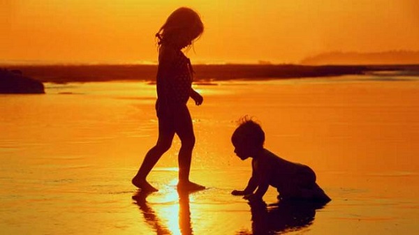 19 Yaşındaki Kız, 13 Yaşındaki Erkek Kardeşinin Aslında İkizi Olduğunu Öğrendi