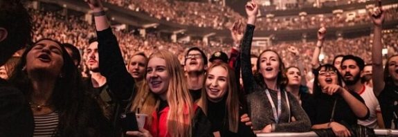 Kalabalık İnsan Grupları, Balık ve Kuş Sürüleri Gibi Hareket Ediyor