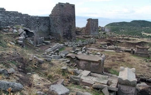 Assos Antik Kentinde Et Yiyen Lahitler