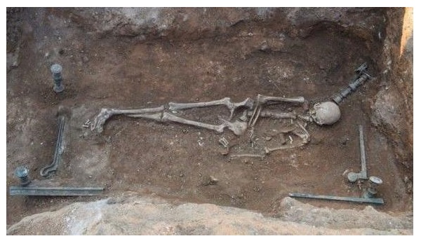 Bronzdan Deniz Kızı Yatağıyla Gömülen 2100 Yılllık Bir Kadın Mezarı Bulundu