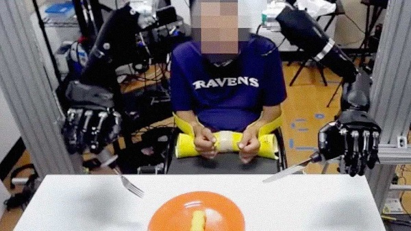 Zihin Kontrollü Robotik Kollarıyla, Felçli Bir Adam 30 Yıl Sonra Yeniden Yemek Yedi