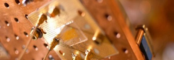 Dünyada Bir İlk: Verileri Elektronlar Yerine Ses Dalgaları Aracılığıyla İleten Bilgisayar Çipi Geliştirildi