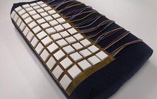 Bu Muhteşem Akıllı Yastık Baş Hareketleriyle Şarj Oluyor. Ve Hepsi Bu Değil!