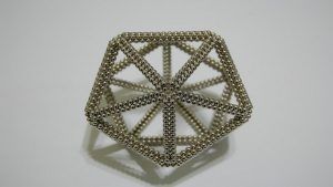 Fizikçileri Şaşırtan Keşif: Manyetik Bir Malzeme Isıtıldıkça Donuyor