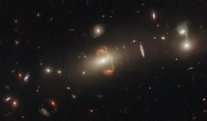 Çarpıcı Hubble Görüntüsü Galaksinin Garip ‘Aynasını’ Ortaya Koyuyor