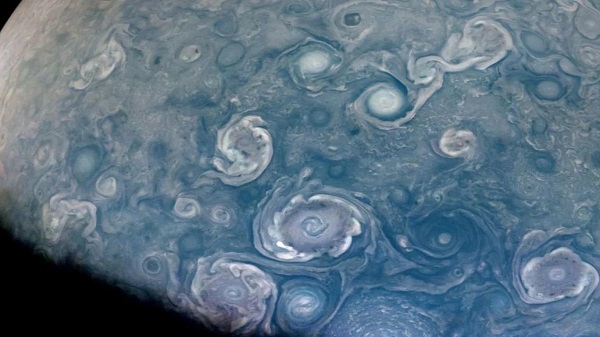 NASA Jüpiter'de 50 Kilometre Yüksekliğe Çıkan Dev Girdapları Görüntüledi