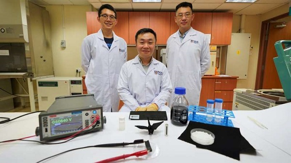 Self charging ultra thin device that generates electricity from air moisture