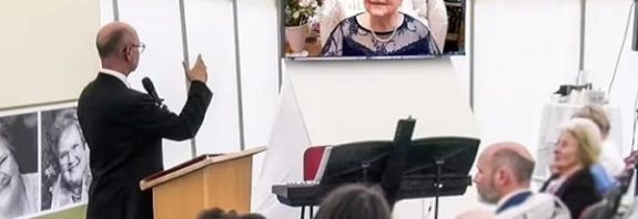 Ölü Kadın Kendi Cenazesinde Yas Tutanlarla Konuşuyor