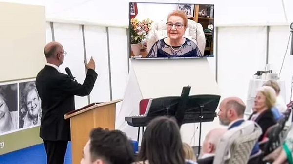 Ölü Kadın Kendi Cenazesinde Yas Tutanlarla Konuşuyor