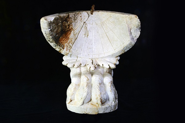 Aizanoi Antik Kenti nde Mermer Güneş Saati Bulundu