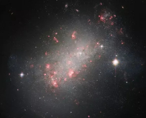 Hubble Uzay Teleskobu Gizemli Bir Galaksiyi Görüntüledi: Diğerlerine Hiç Benzemiyor