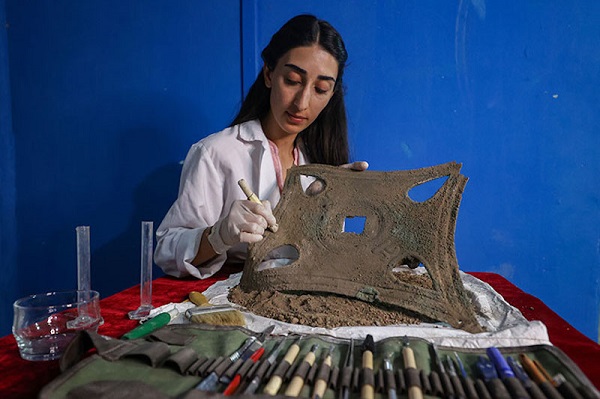 Ayanis Kalesi’nde Urartulara Ait Bronz Levha Bulundu