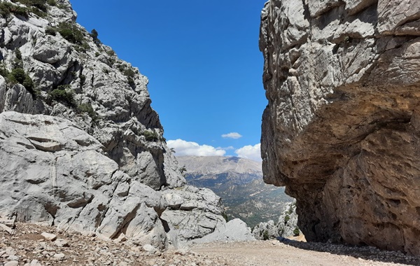 Bilinmeyenler ve Sırlarla