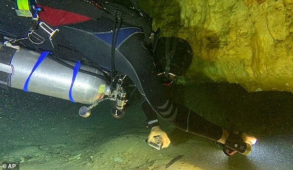 Sular Altında Kalan Bir Mağarada 8000 Yıllık İnsan İskeleti Bulundu (Video)