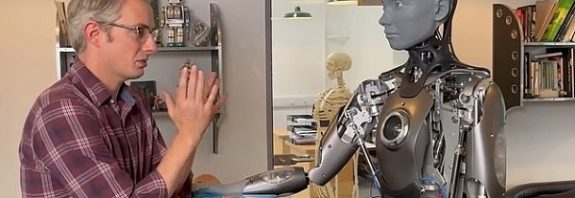 En Gelişmiş İnsansı Robot Ameca Konuştu: Robotlar Dünyayı Ele Geçirecek mi?