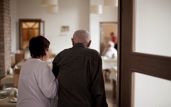 Yaşlıların Düşmesine Engel Olan Koruyucu Robot Geliştirildi