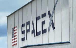Ex-engineer files age discrimination complaint against SpaceX