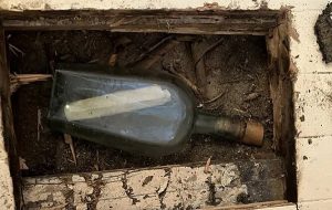 Döşemenin Altında 135 Yıldır Açılmayı Bekleyen Bir Mesaj Şişesi Bulundu